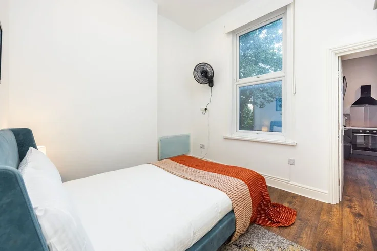 Flat Warwick Road in Greater London