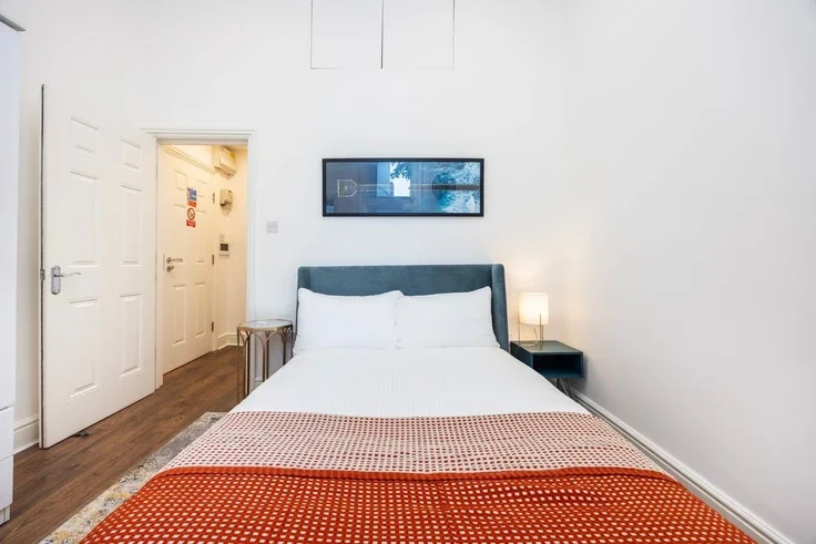 Flat Warwick Road in Greater London