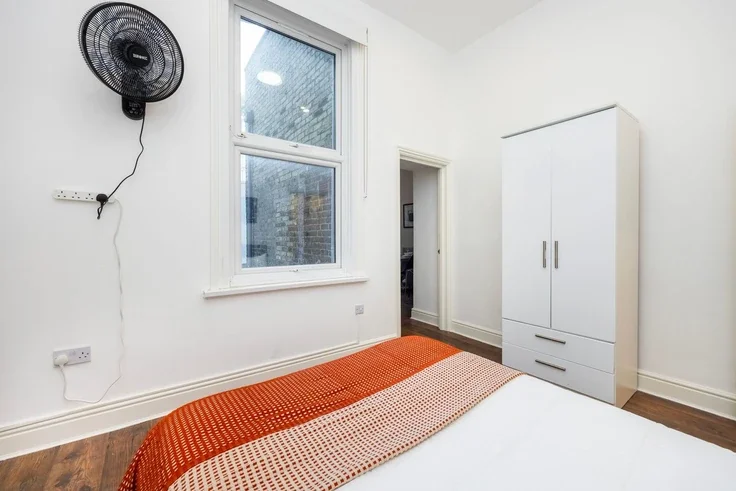 Flat Warwick Road in Greater London