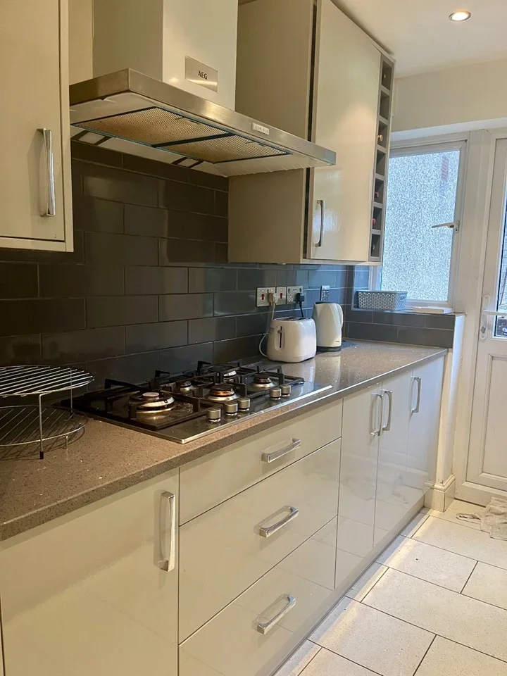 Room Eversley Avenue in Greater London