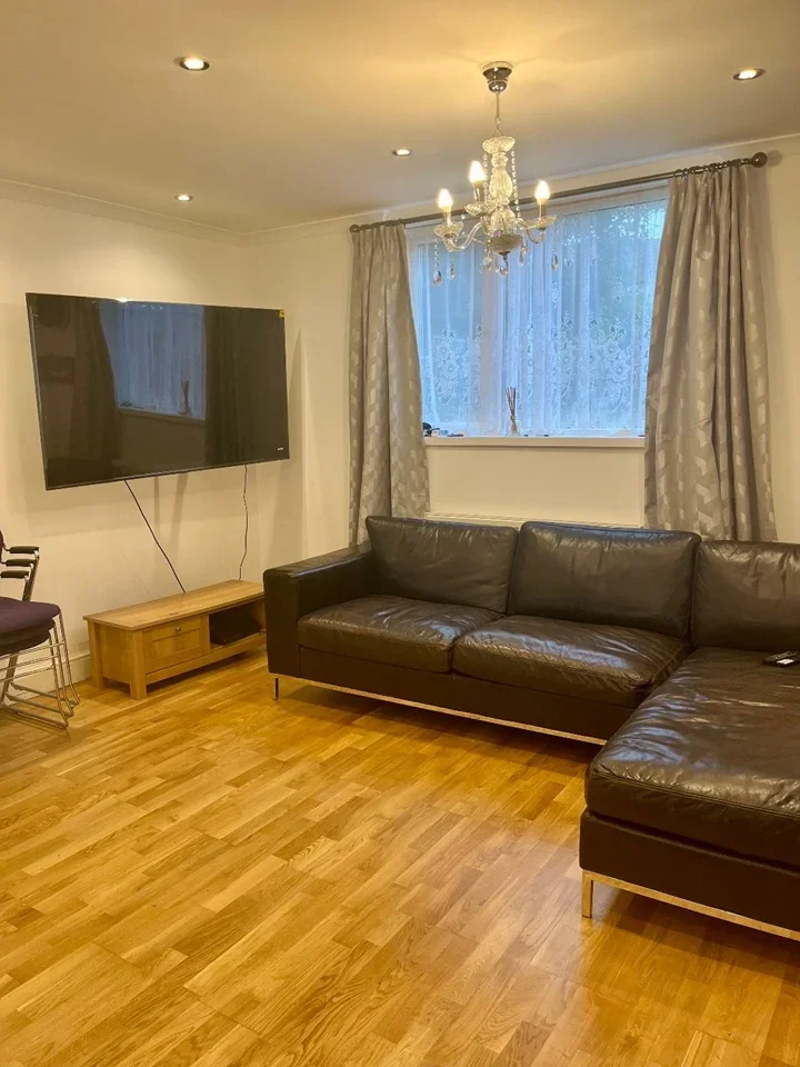 Room Eversley Avenue in Greater London