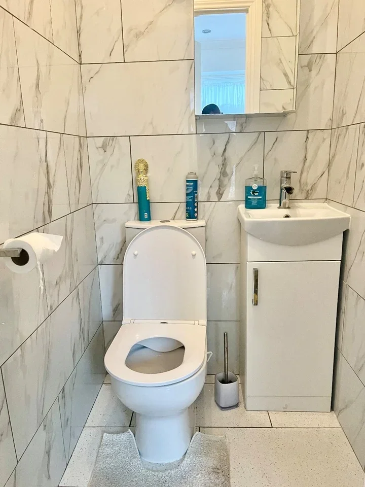 Room Eversley Avenue in Greater London