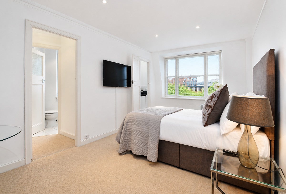 Flat Peckham Hill Street in Greater London