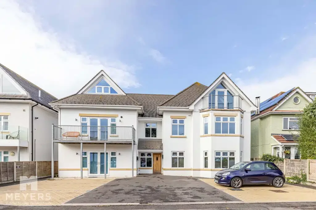 Flat Pinecliffe Avenue in Bournemouth