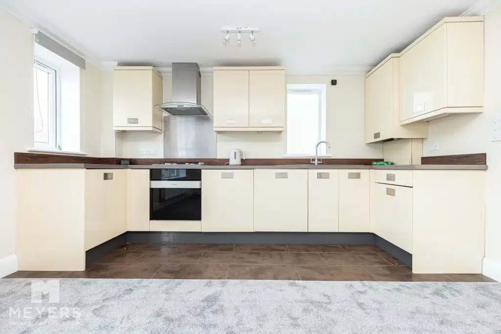 Flat Pinecliffe Avenue in Bournemouth