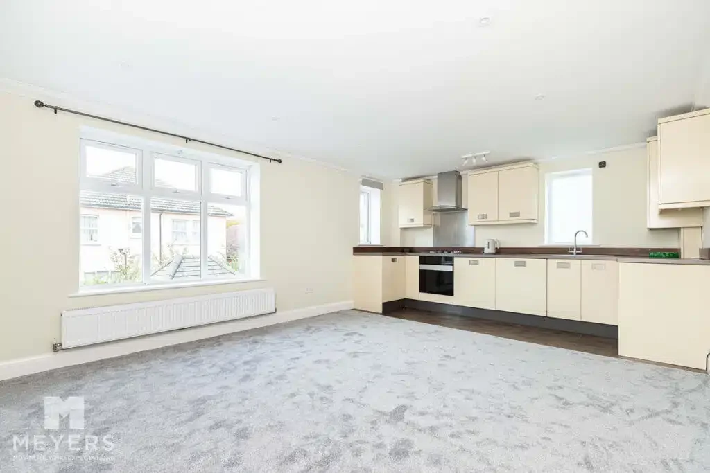 Flat Pinecliffe Avenue in Bournemouth