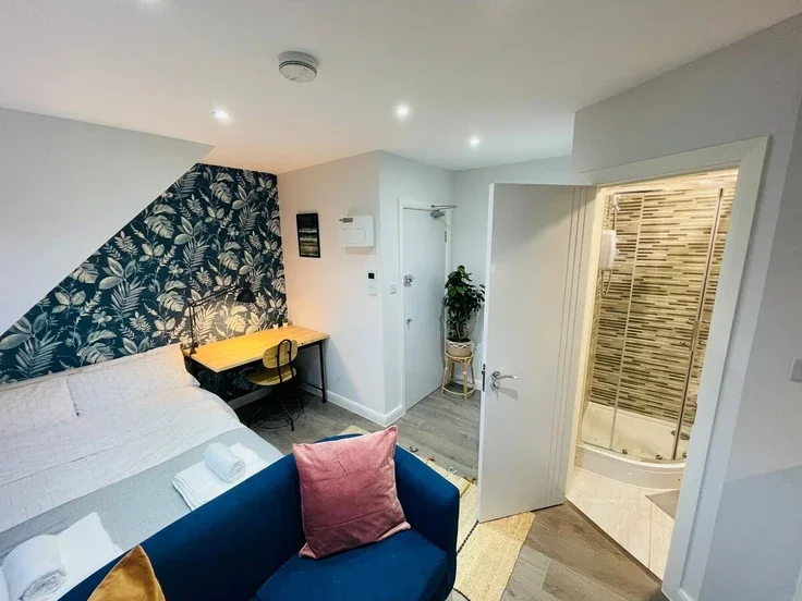 Flat Hawkwood Mount in Greater London