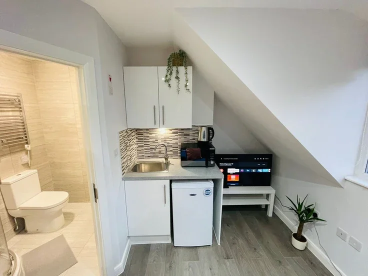 Flat Hawkwood Mount in Greater London