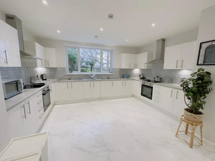 Flat Hawkwood Mount in Greater London