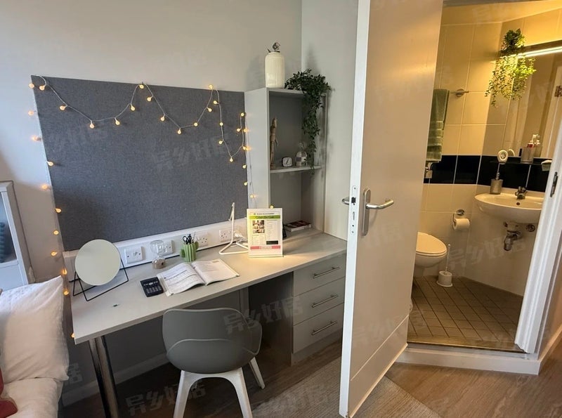 Room Pitfield Street in Greater London