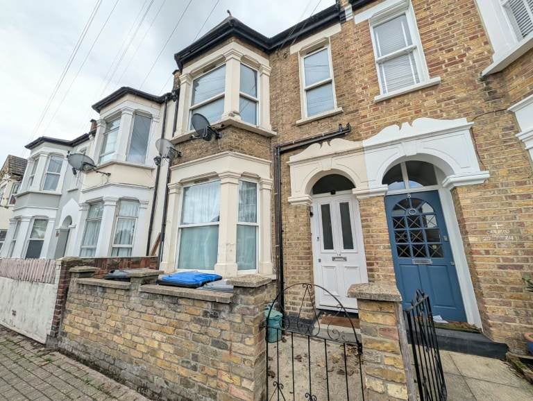 Flat Northcote Road in Greater London