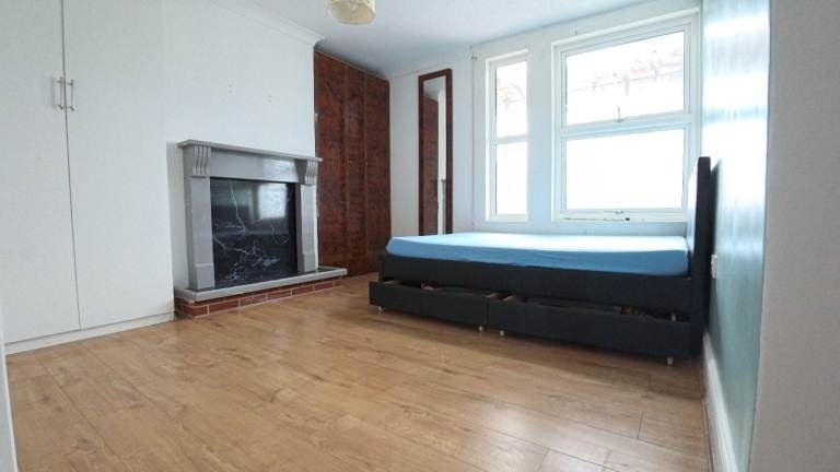 Room Oxlow Lane in Greater London