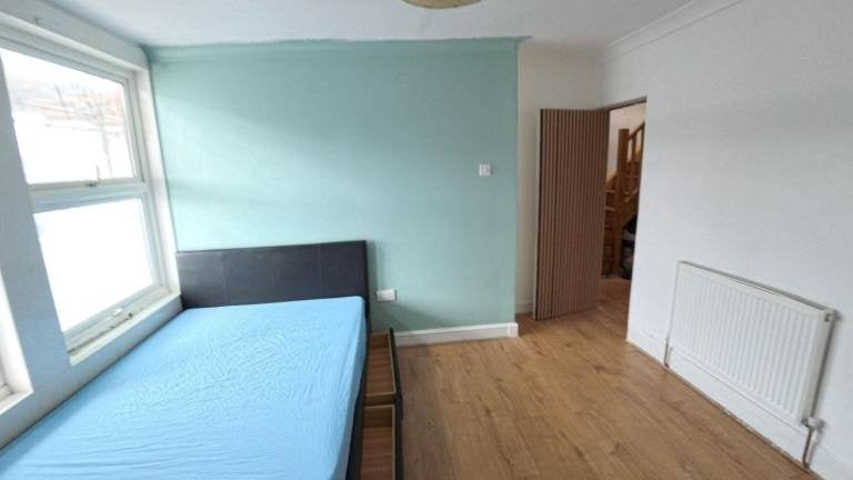 Room Oxlow Lane in Greater London