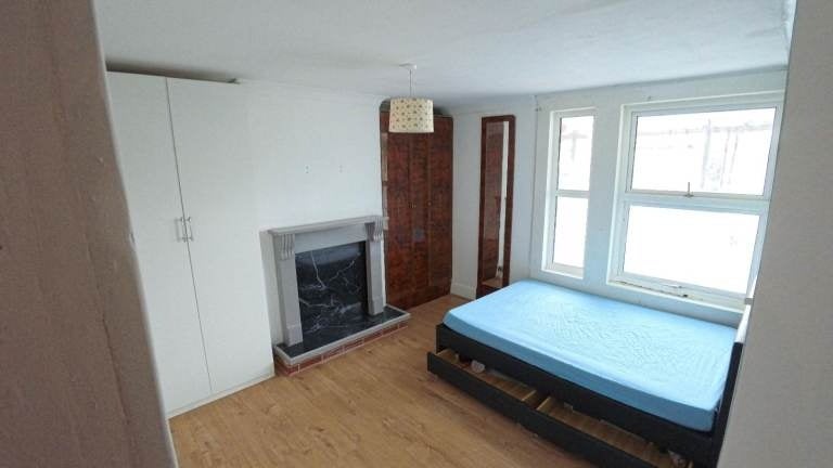 Room Oxlow Lane in Greater London