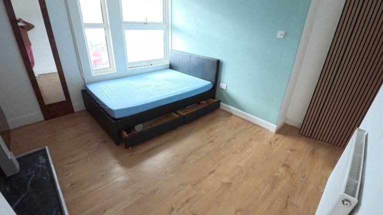 Room Oxlow Lane in Greater London