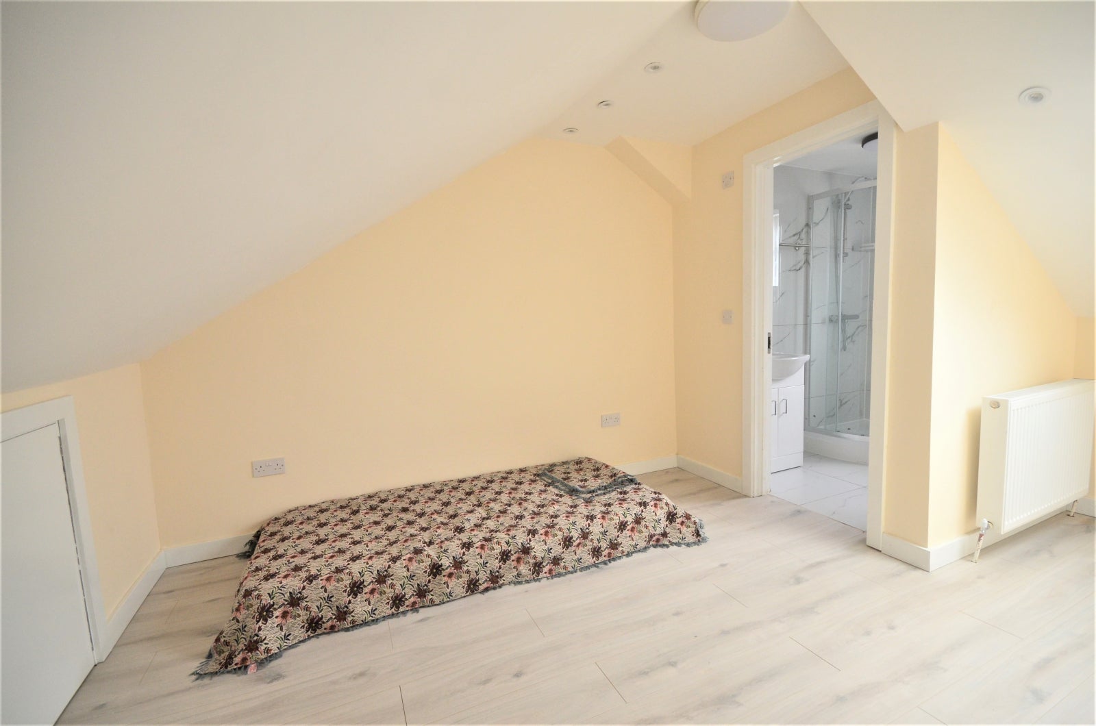 Flat Ilford Lane in Greater London