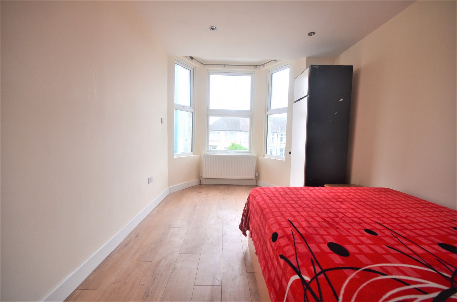 Flat Ilford Lane in Greater London