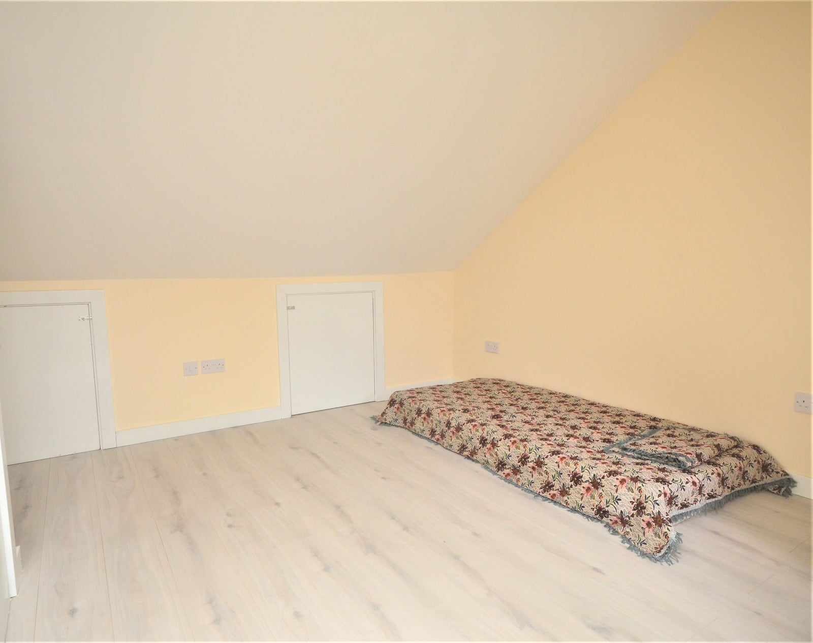 Flat Ilford Lane in Greater London