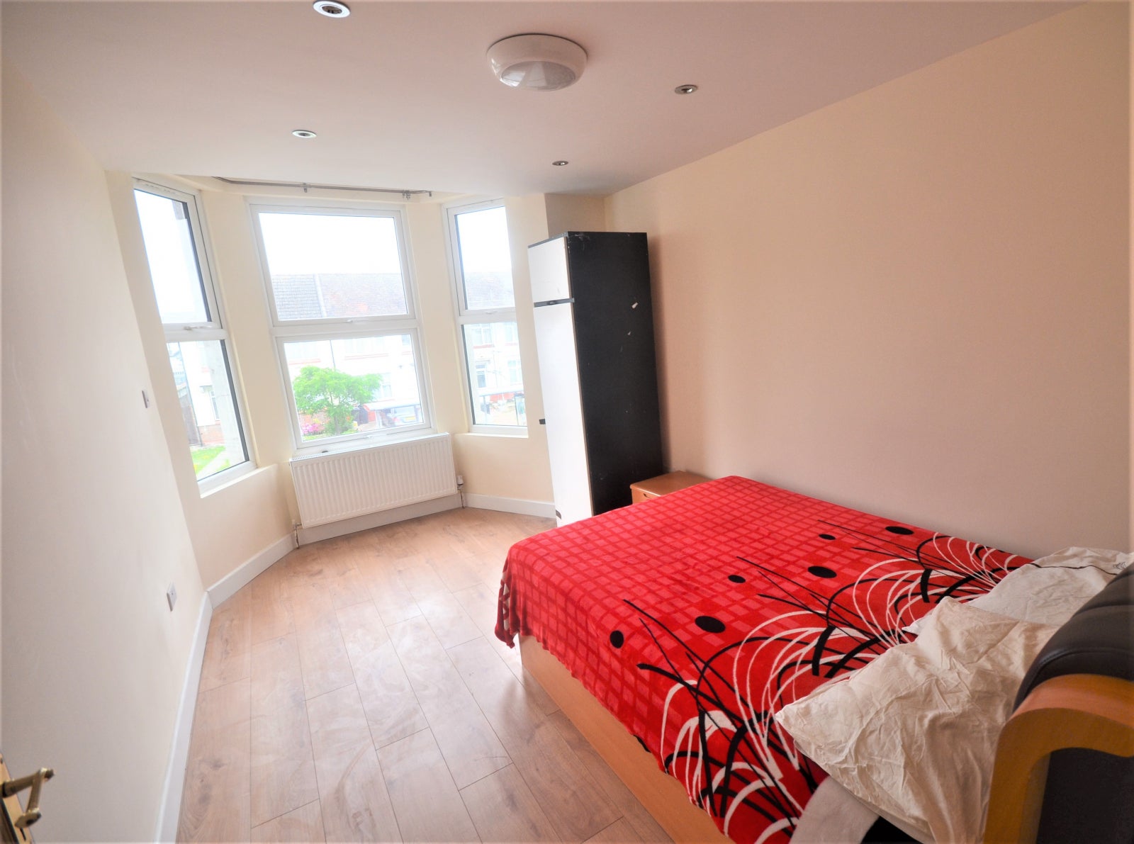 Flat Ilford Lane in Greater London
