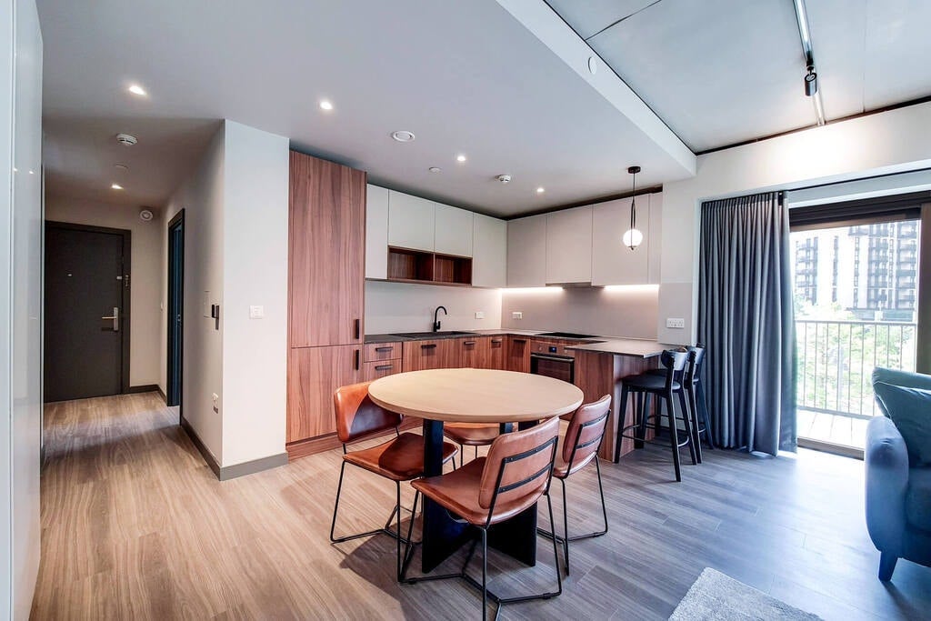 Flat Empire Way in Greater London