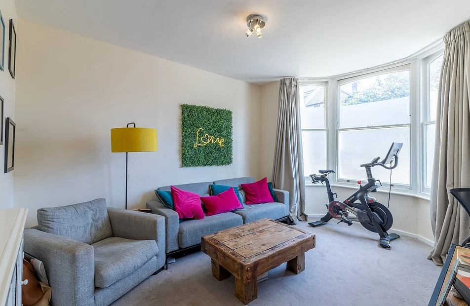 Flat Dawes Road in Greater London
