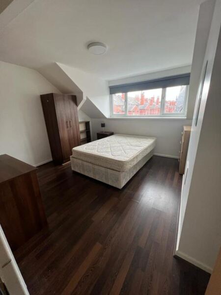 Room Royal Park Road in Leeds