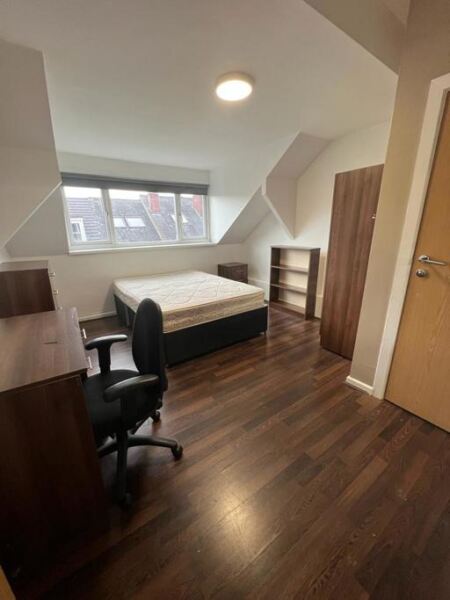 Room Royal Park Road in Leeds