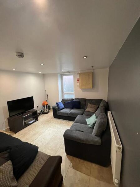 Room Royal Park Road in Leeds