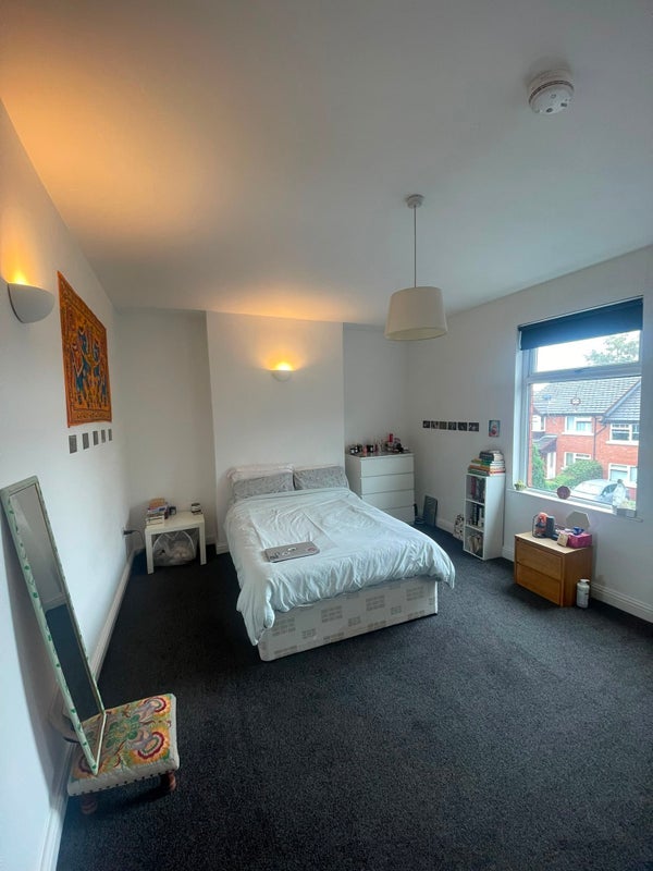 Room Clare Road in Manchester
