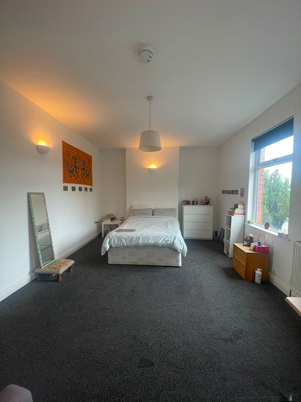 Room Clare Road in Manchester