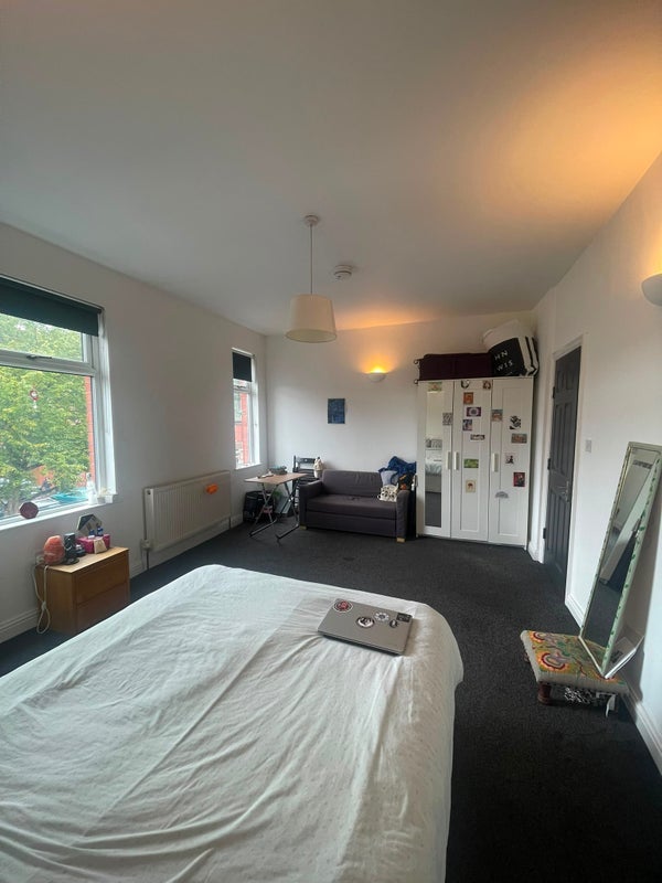Room Clare Road in Manchester