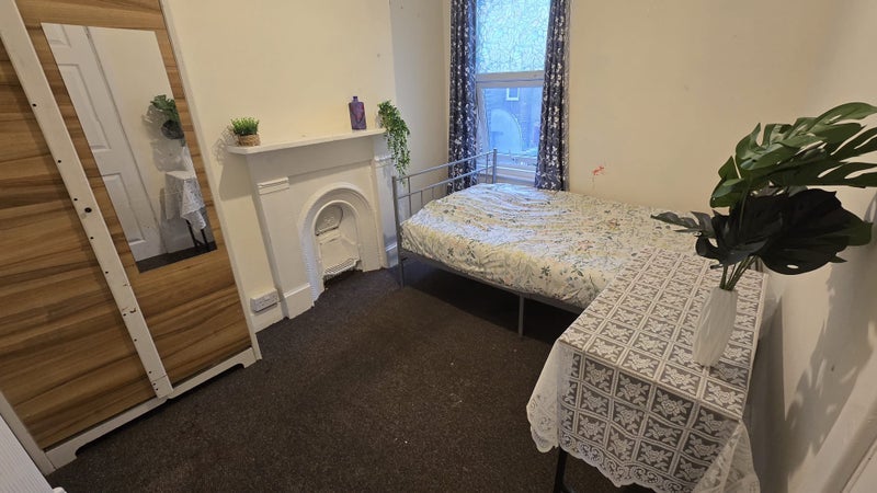 Room Dundee Road in Greater London