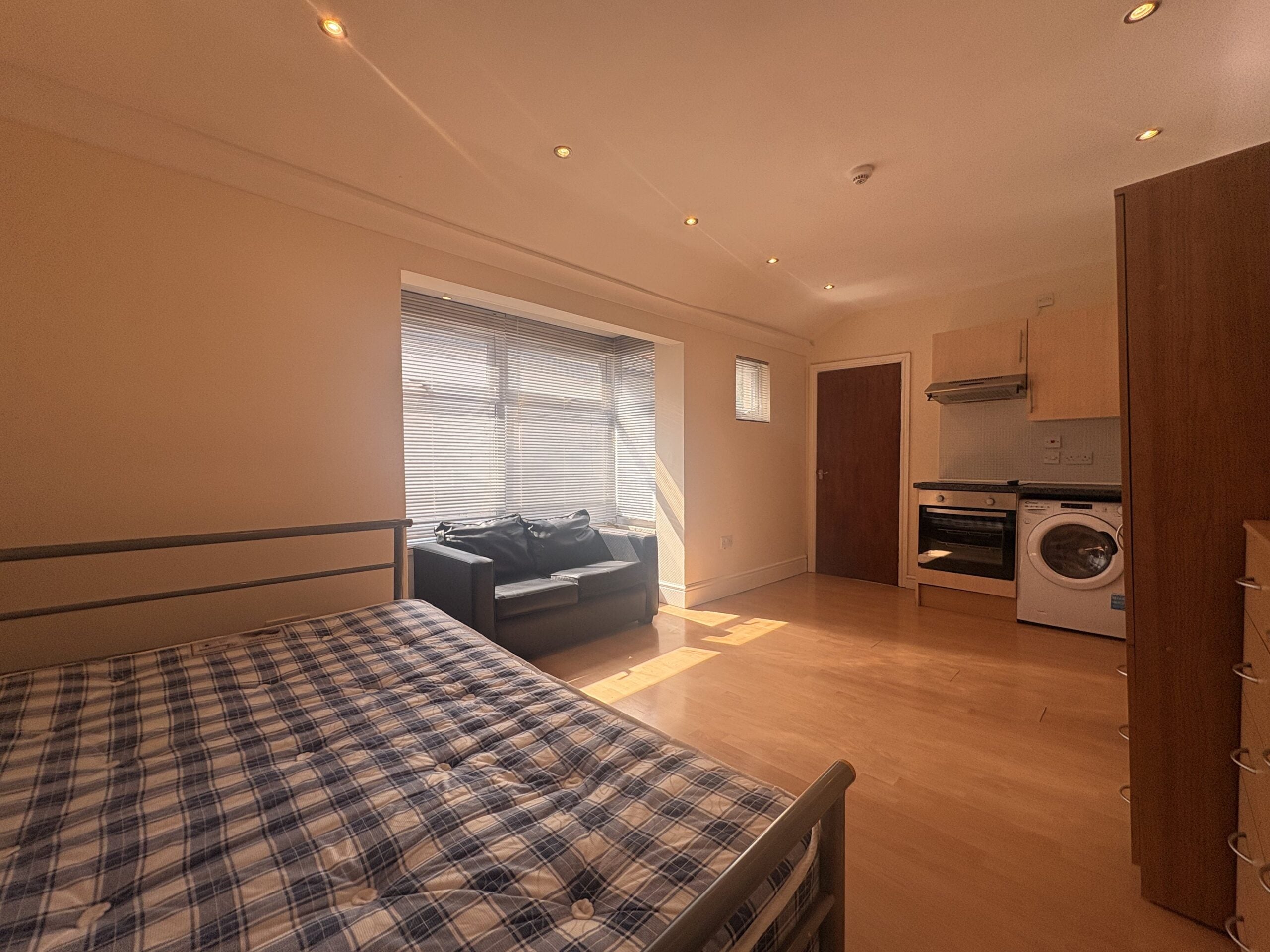 Flat Woodville Road in Cardiff