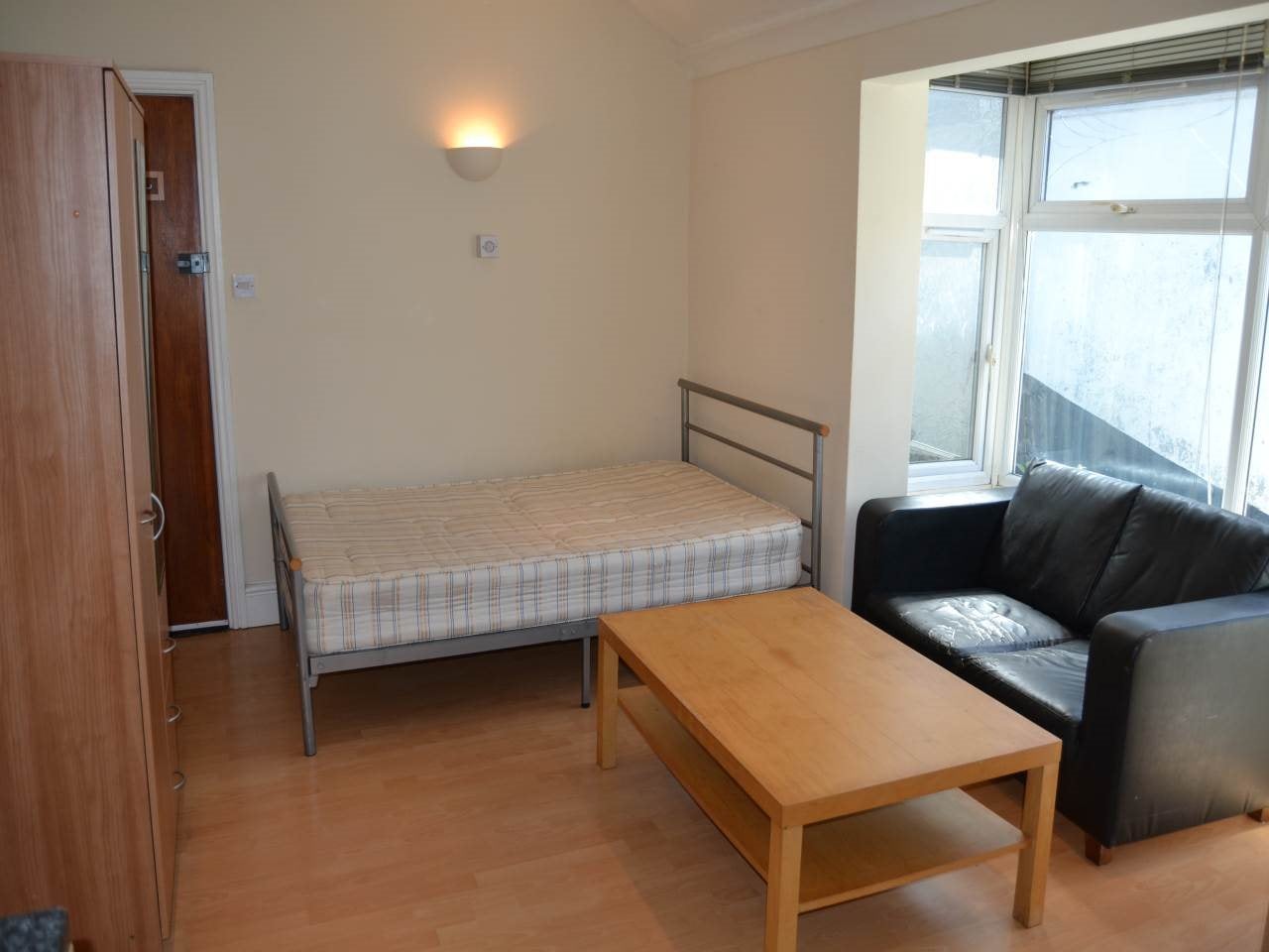 Flat Woodville Road in Cardiff