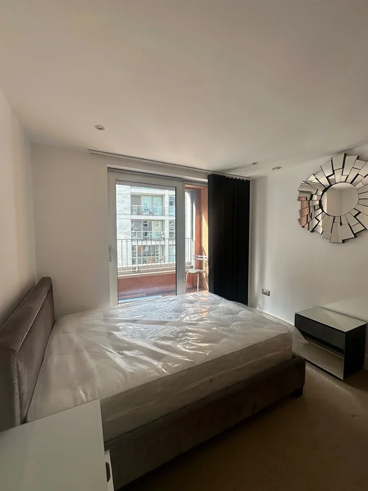 Flat Lanterns Way in Greater London