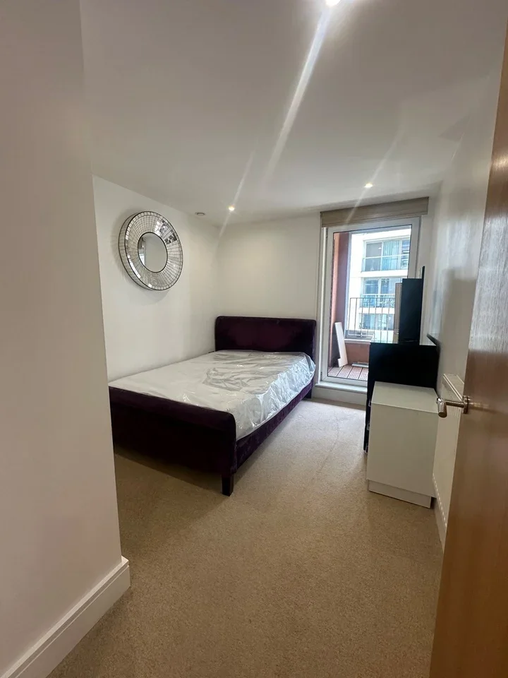 Flat Lanterns Way in Greater London