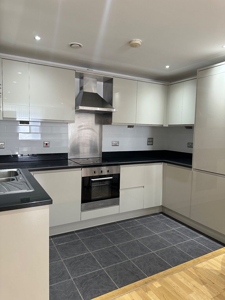 Flat Lanterns Way in Greater London