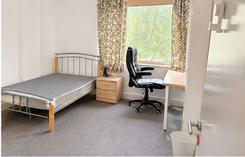 Room Manchester Road in Greater London