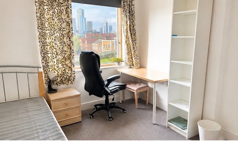 Room Manchester Road in Greater London