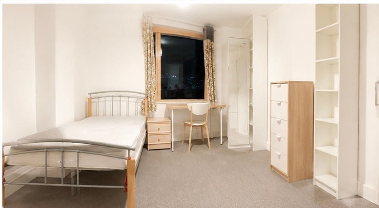 Room Manchester Road in Greater London