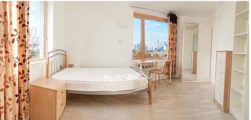 Room Manchester Road in Greater London
