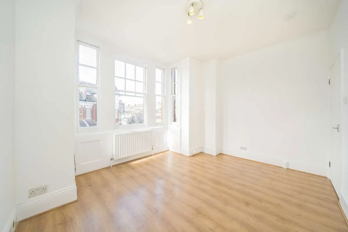 Flat Gleneldon Road in Greater London
