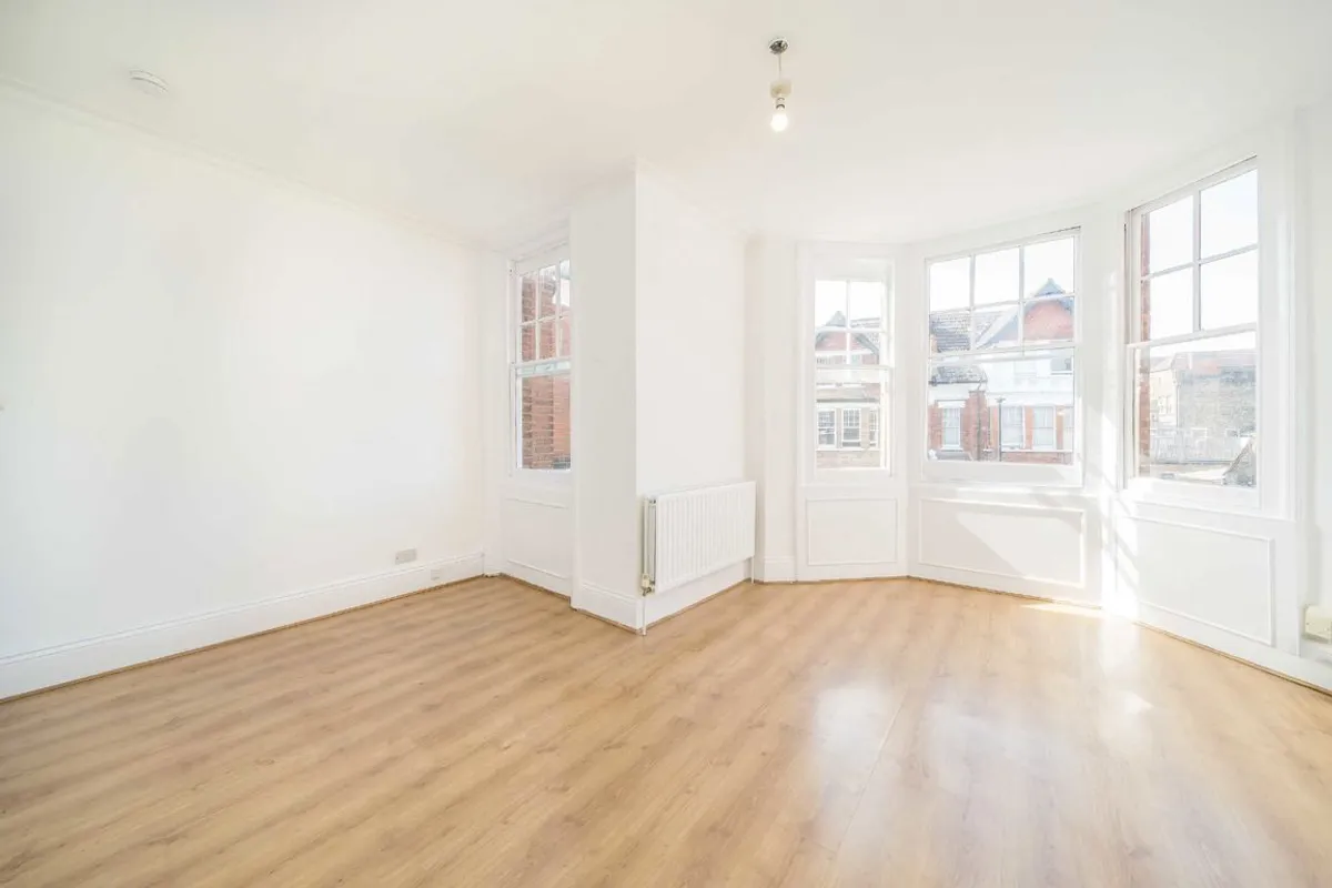 Flat Gleneldon Road in Greater London