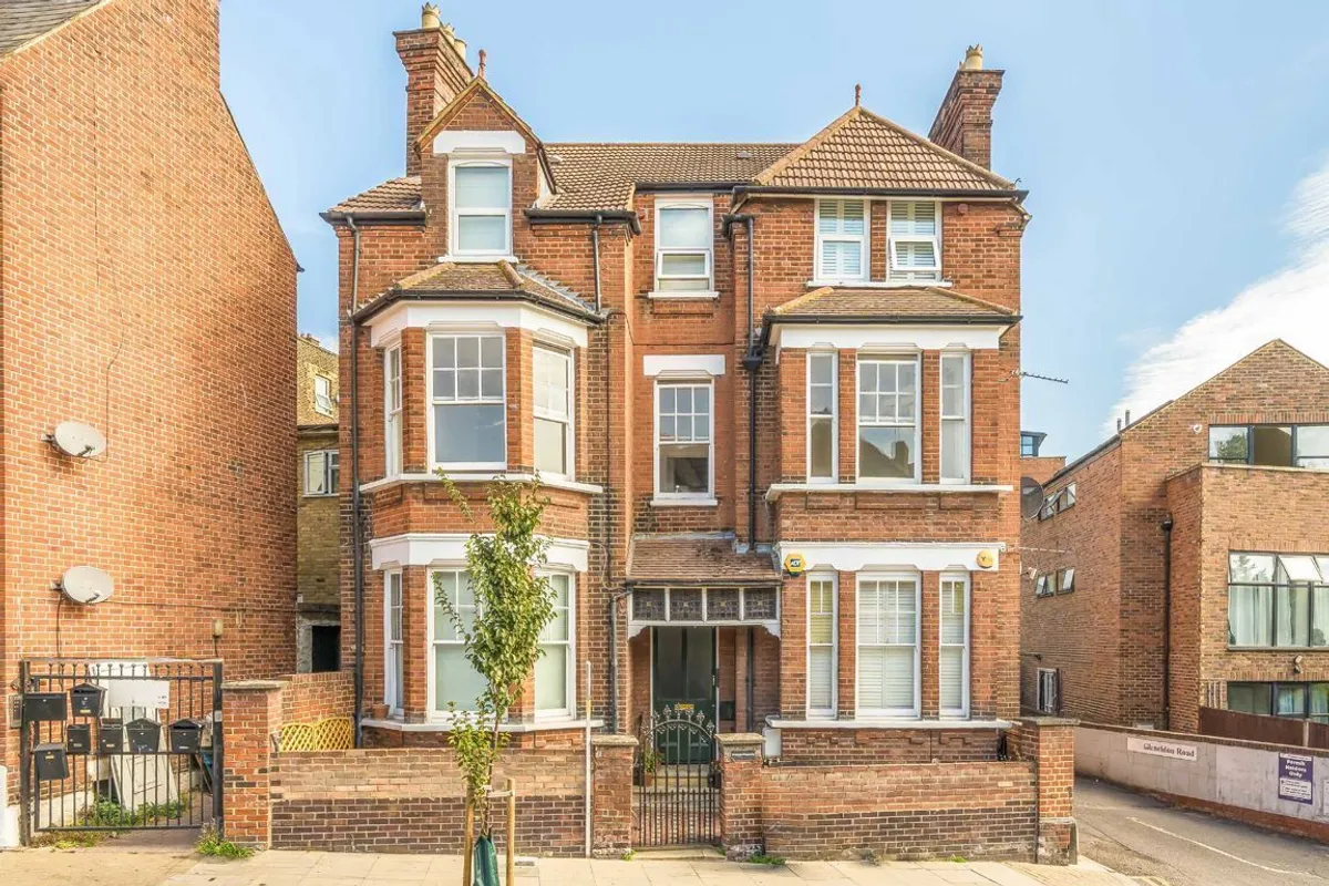 Flat Gleneldon Road in Greater London