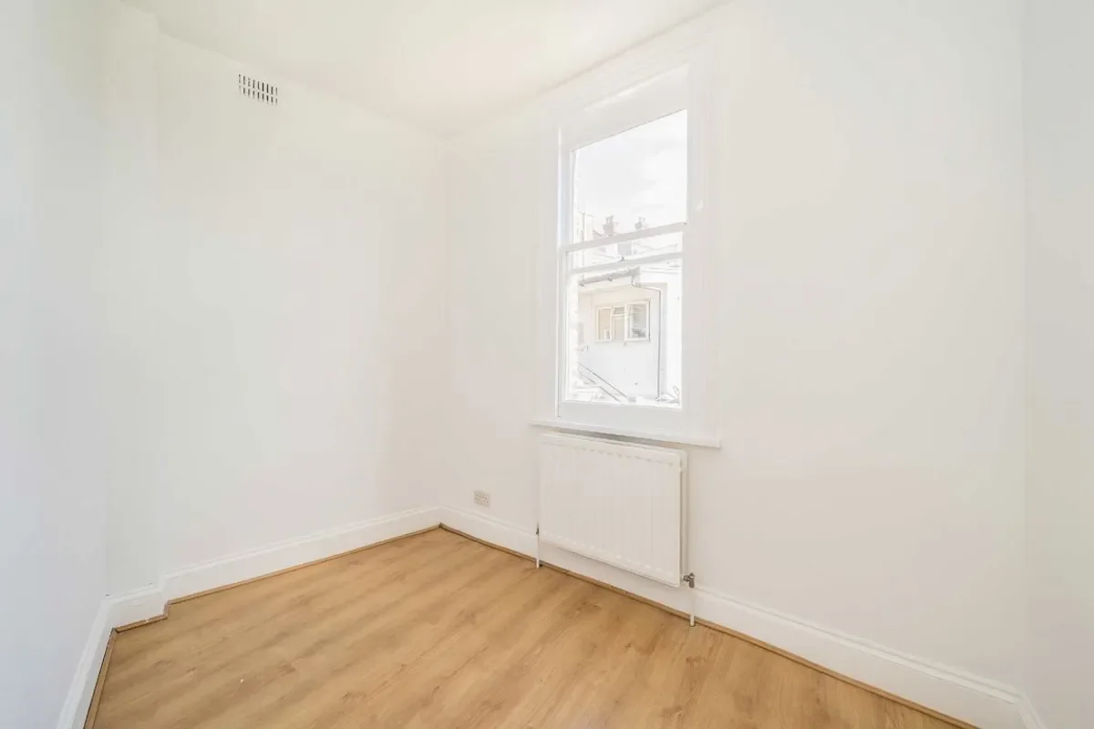 Flat Gleneldon Road in Greater London