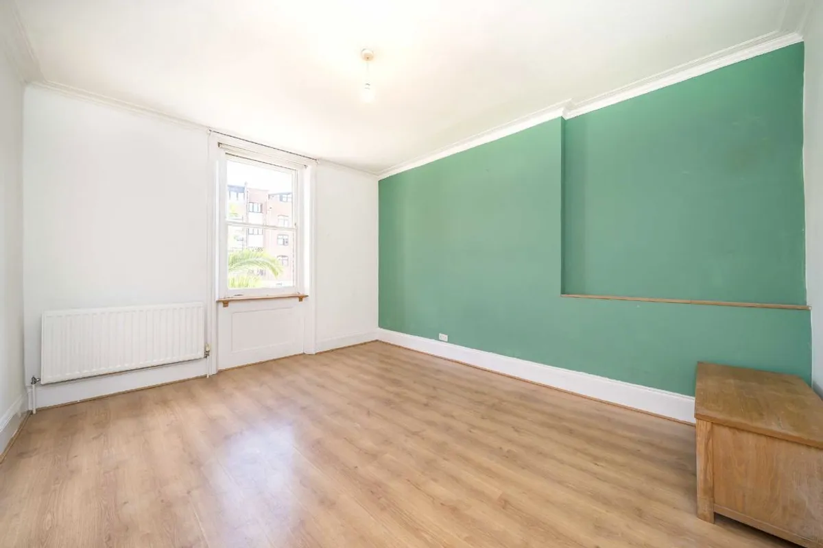 Flat Gleneldon Road in Greater London