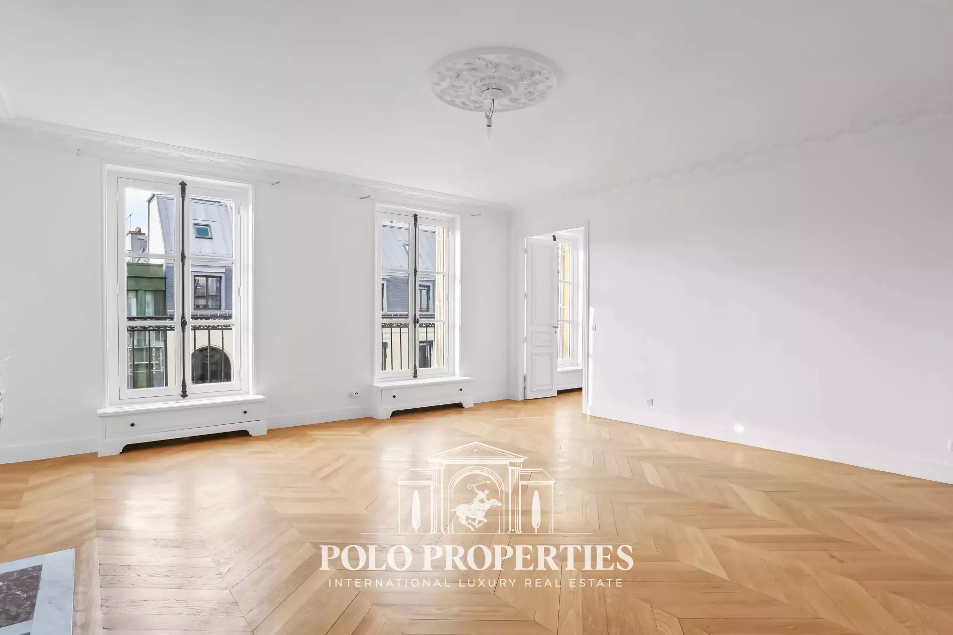 Flat Avenue Matignon in Paris