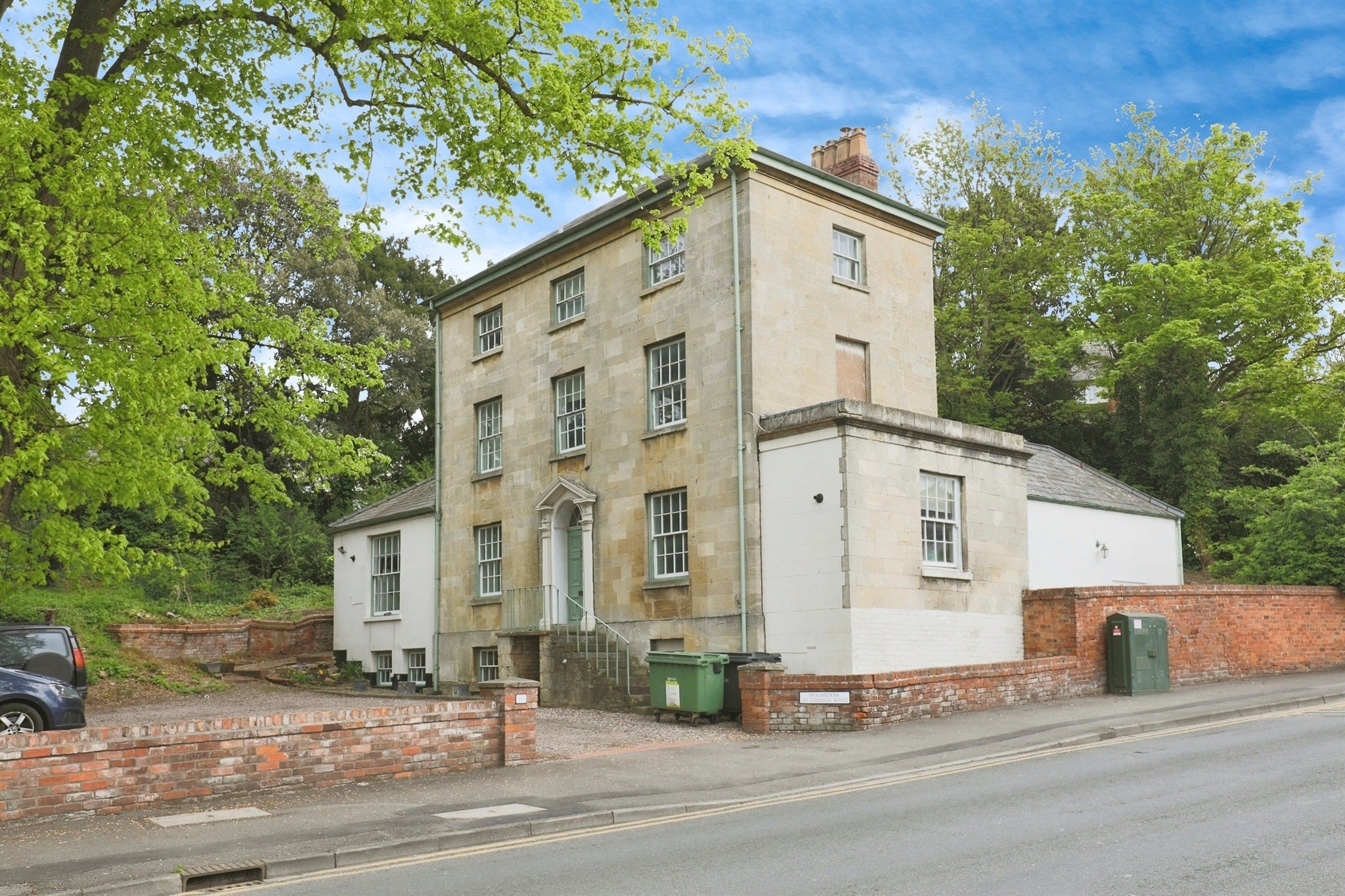 Flat Wychelm Close in Worcester