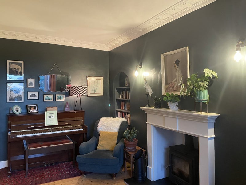 Room Henderland Road in Glasgow