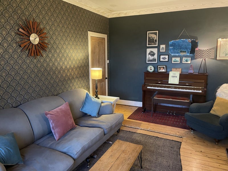 Room Henderland Road in Glasgow